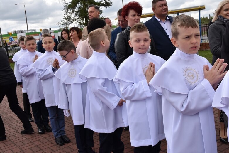  Wielkie święto rodziny – pierwsza komunia w parafii Najświętszego Serca Pana Jezusa w Skierniewicach 