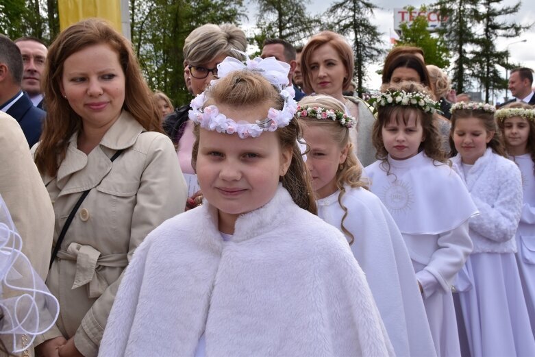  Wielkie święto rodziny – pierwsza komunia w parafii Najświętszego Serca Pana Jezusa w Skierniewicach 