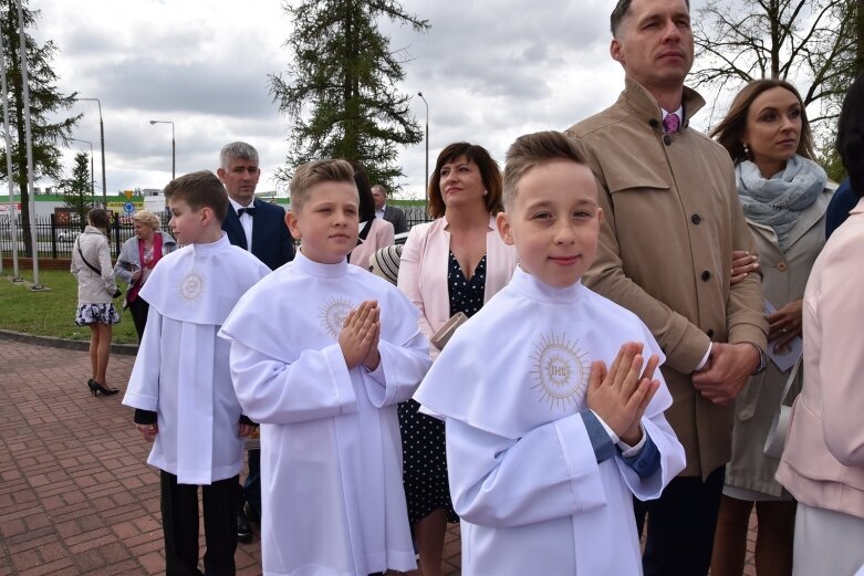  Wielkie święto rodziny – pierwsza komunia w parafii Najświętszego Serca Pana Jezusa w Skierniewicach 