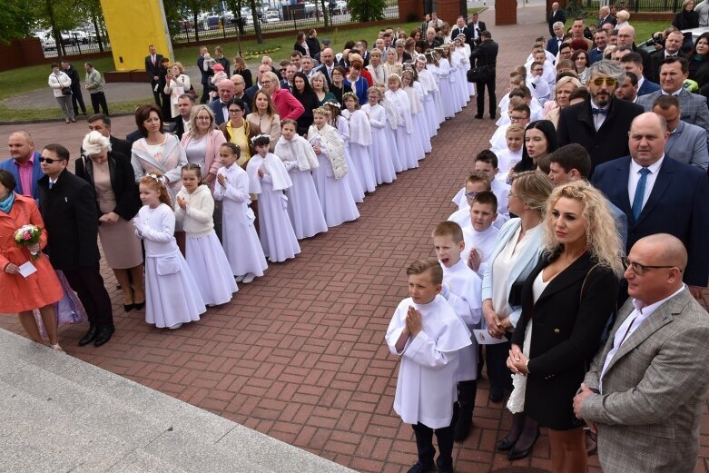  Wielkie święto rodziny – pierwsza komunia w parafii Najświętszego Serca Pana Jezusa w Skierniewicach 