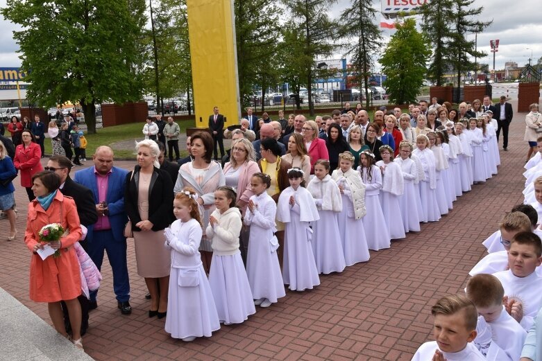  Wielkie święto rodziny – pierwsza komunia w parafii Najświętszego Serca Pana Jezusa w Skierniewicach 