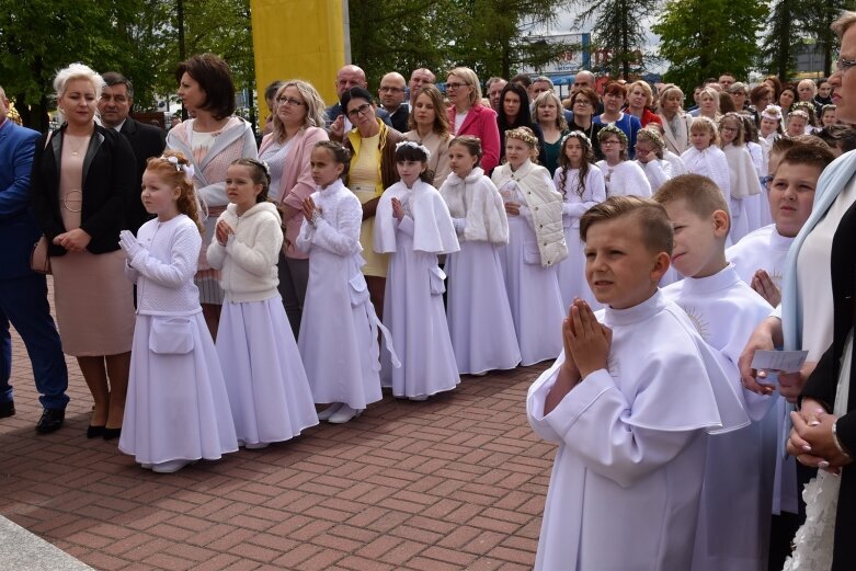  Wielkie święto rodziny – pierwsza komunia w parafii Najświętszego Serca Pana Jezusa w Skierniewicach 