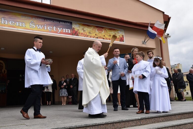  Wielkie święto rodziny – pierwsza komunia w parafii Najświętszego Serca Pana Jezusa w Skierniewicach 