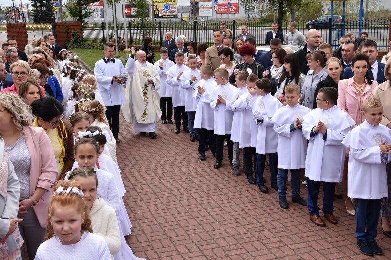  Wielkie święto rodziny – pierwsza komunia w parafii Najświętszego Serca Pana Jezusa w Skierniewicach 