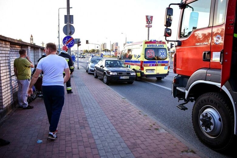  Wjechał na chodnik, potrącił dwie kobiety z dzieckiem 