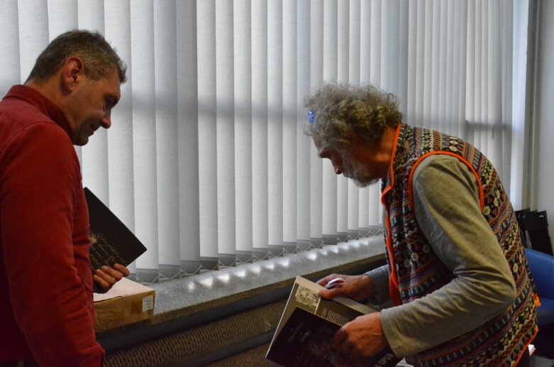  Włodzimierz Wasilewski w skierniewickiej bibliotece opowaidał o swojej poezji  