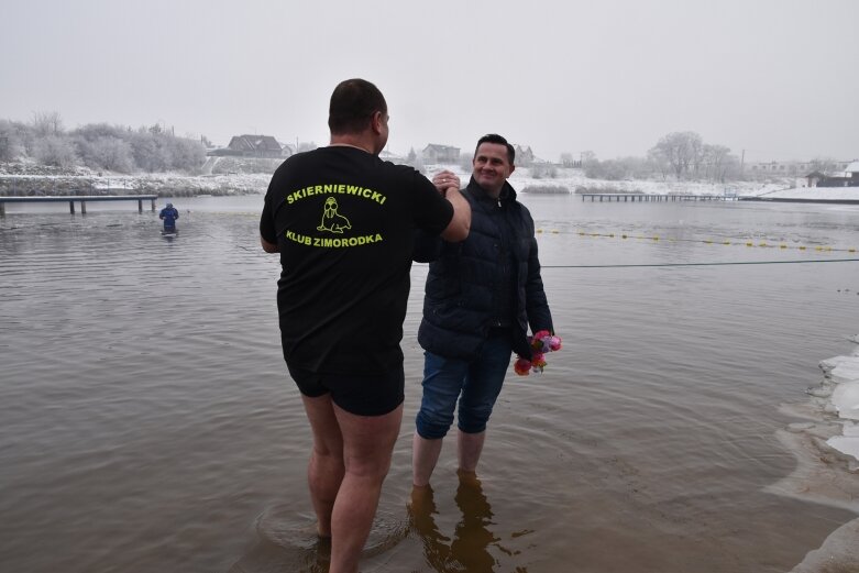  Wszystkie ręce na pokład. Znów morsowali dla Agaty 