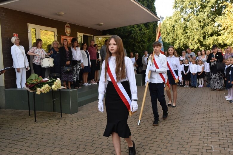  Wybrzmiał pierwszy dzwonek. Uczniowie powrócili do szkolnych obowiązków 