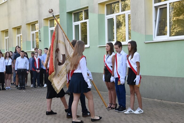  Wybrzmiał pierwszy dzwonek. Uczniowie powrócili do szkolnych obowiązków 