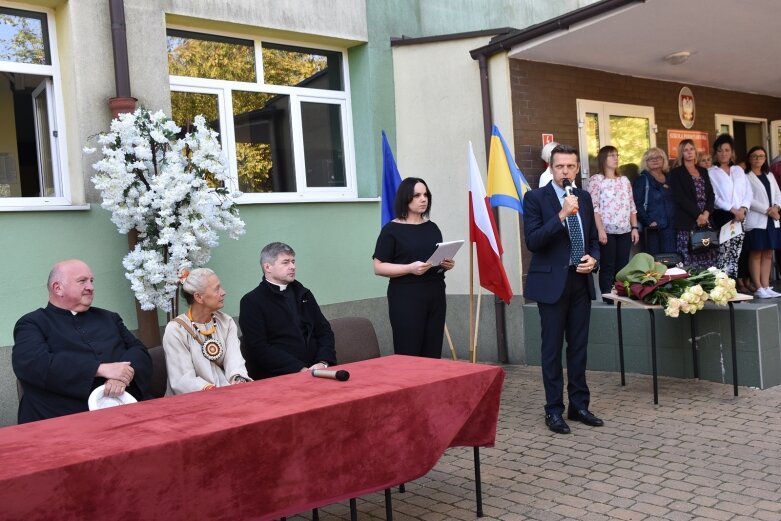  Wybrzmiał pierwszy dzwonek. Uczniowie powrócili do szkolnych obowiązków 