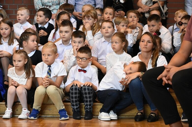  Wybrzmiał pierwszy dzwonek. Uczniowie powrócili do szkolnych obowiązków 