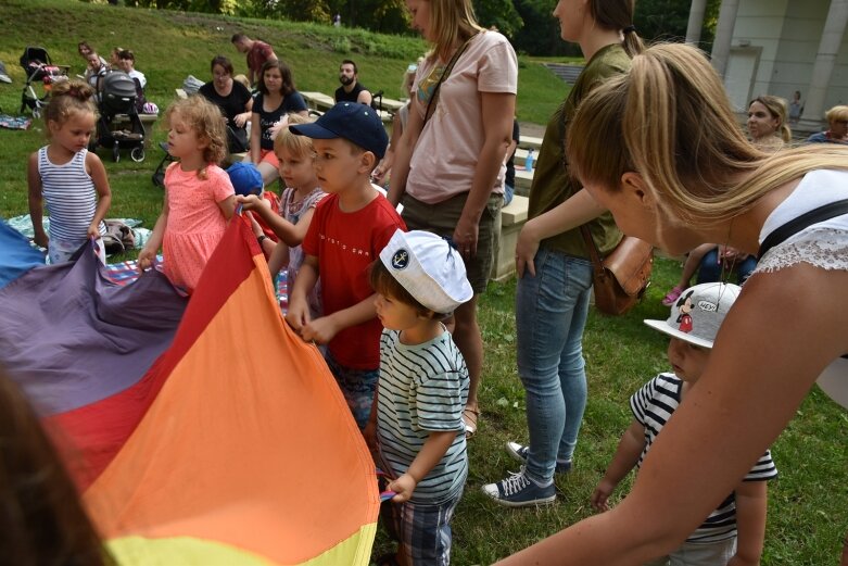  Wyjątkowa dziecięca orkiestra zagrała w parku. Zobacz jak się bawiono (ZDJĘCIA) 