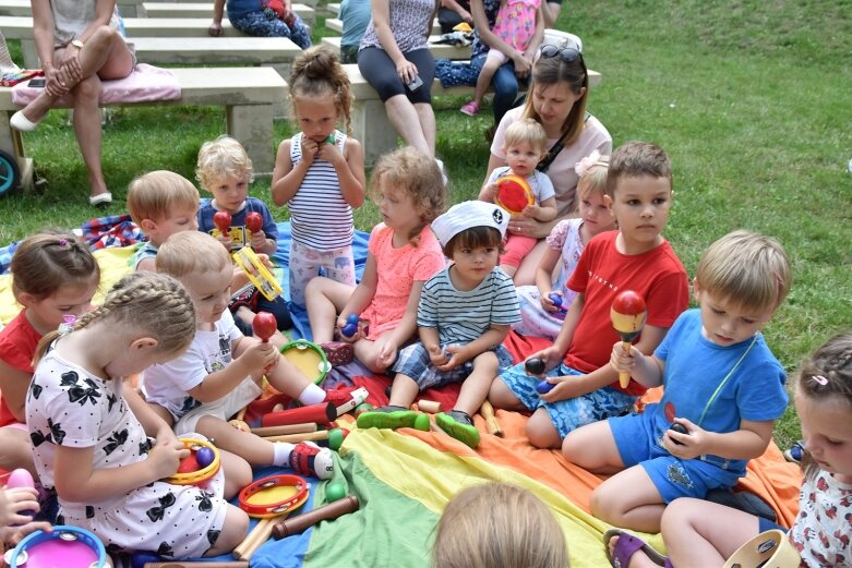  Wyjątkowa dziecięca orkiestra zagrała w parku. Zobacz jak się bawiono (ZDJĘCIA) 