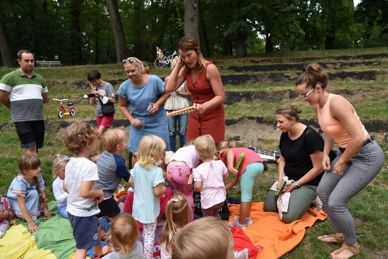  Wyjątkowa orkiestra zagrała w parku 