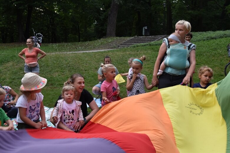  Wyjątkowa orkiestra zagrała w parku 