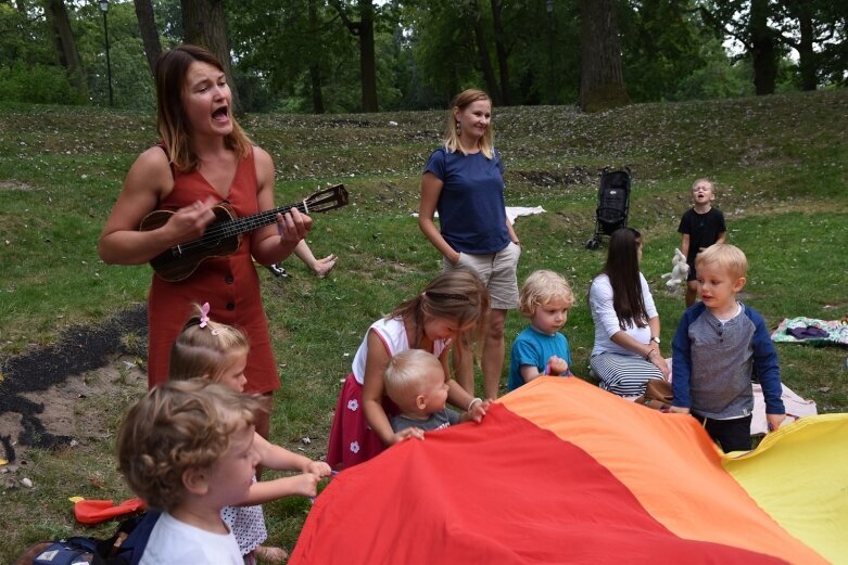  Wyjątkowa orkiestra zagrała w parku 