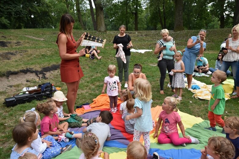  Wyjątkowa orkiestra zagrała w parku 