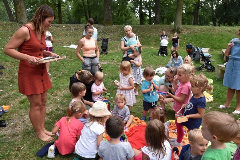  Wyjątkowa orkiestra zagrała w parku 