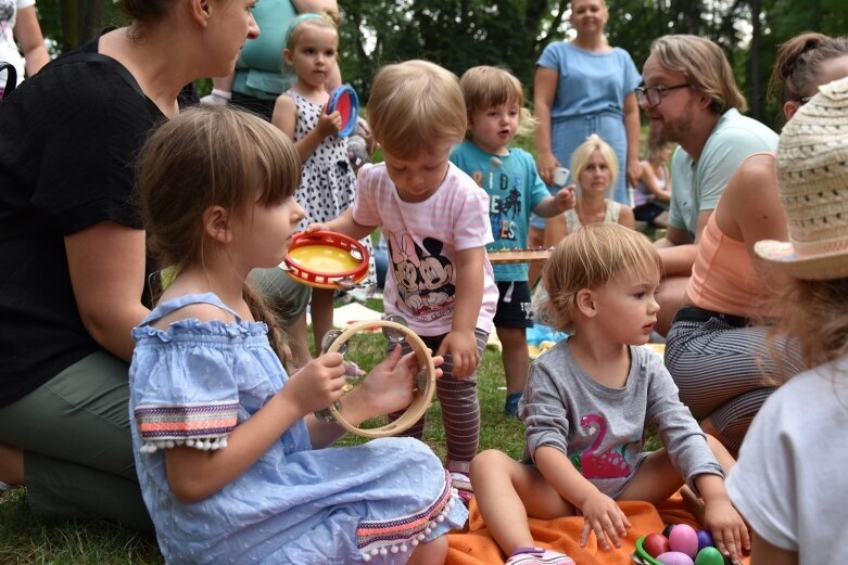  Wyjątkowa orkiestra zagrała w parku 