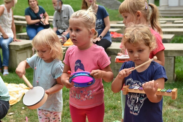  Wyjątkowa orkiestra zagrała w parku 