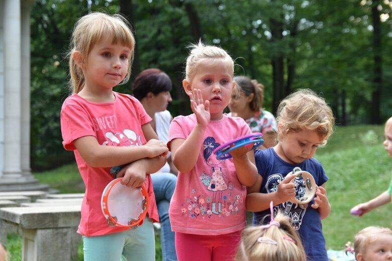  Wyjątkowa orkiestra zagrała w parku 