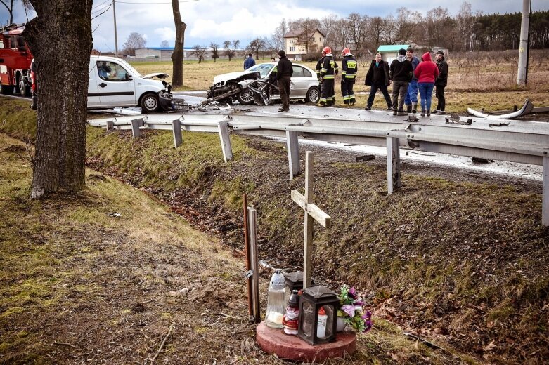  Wypadek na łuku drogi w Pamiętnej 