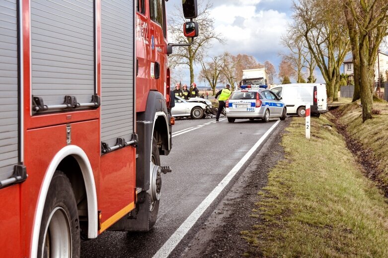  Wypadek na łuku drogi w Pamiętnej 