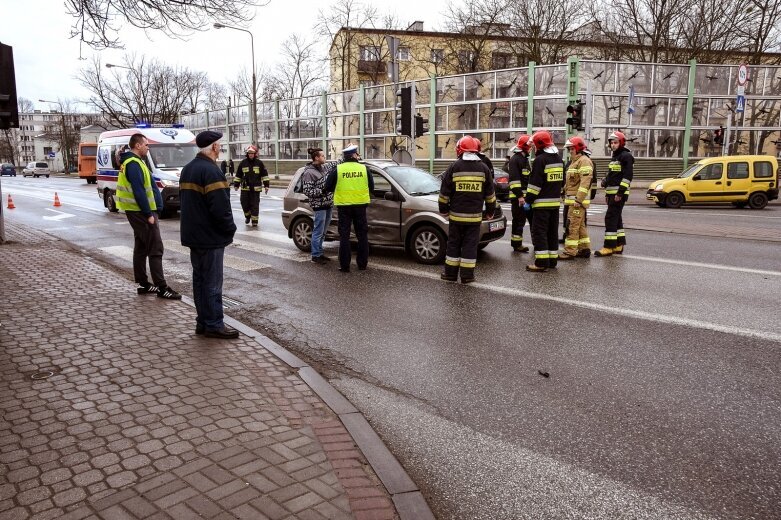  Wypadek na skrzyżowaniu przy szpitalu w Skierniewicach 