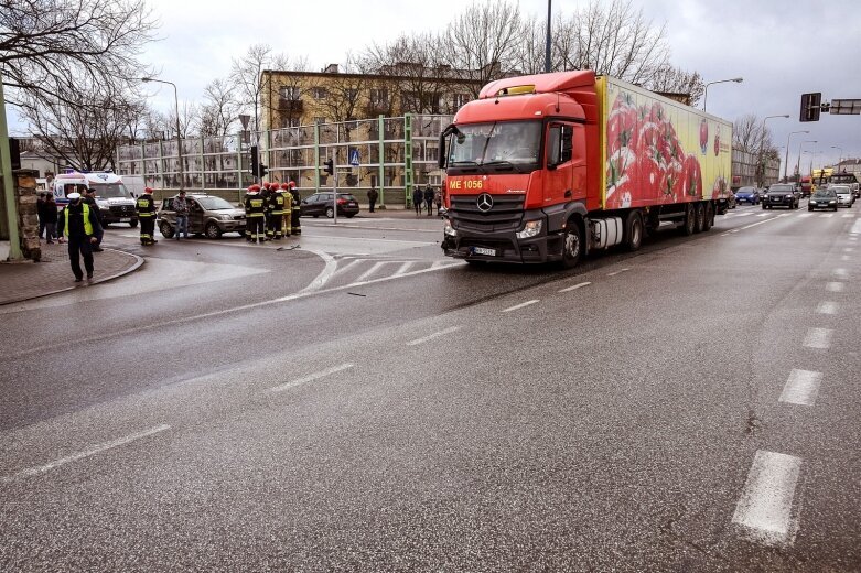  Wypadek na skrzyżowaniu przy szpitalu w Skierniewicach 