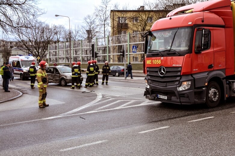  Wypadek na skrzyżowaniu przy szpitalu w Skierniewicach 