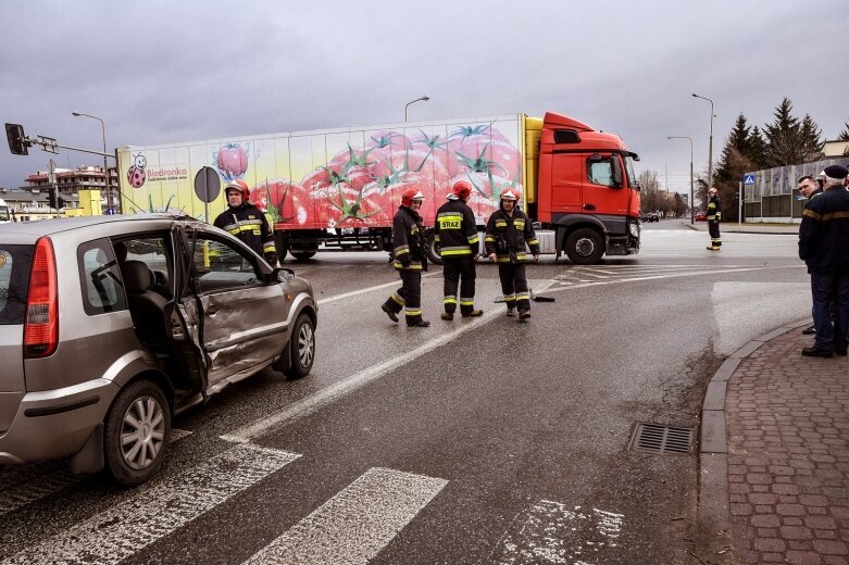  Wypadek na skrzyżowaniu przy szpitalu w Skierniewicach 