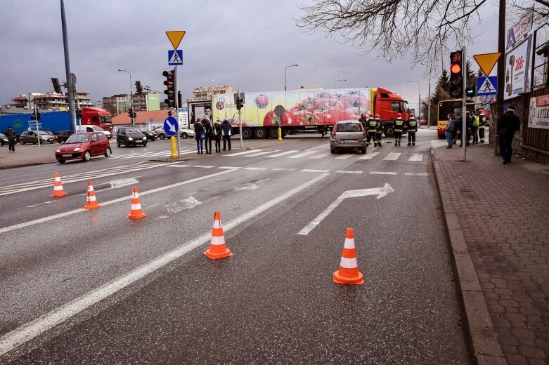  Wypadek na skrzyżowaniu przy szpitalu w Skierniewicach 