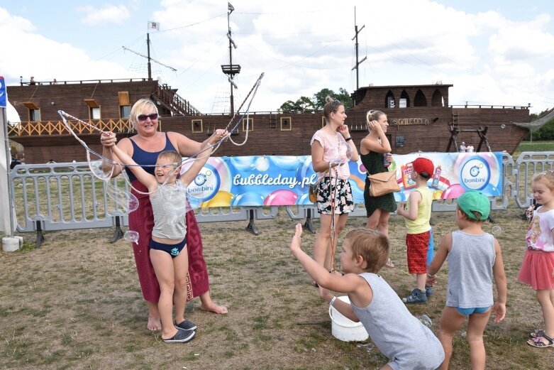  Zabawa bańkami mydlanymi nad zalewem 