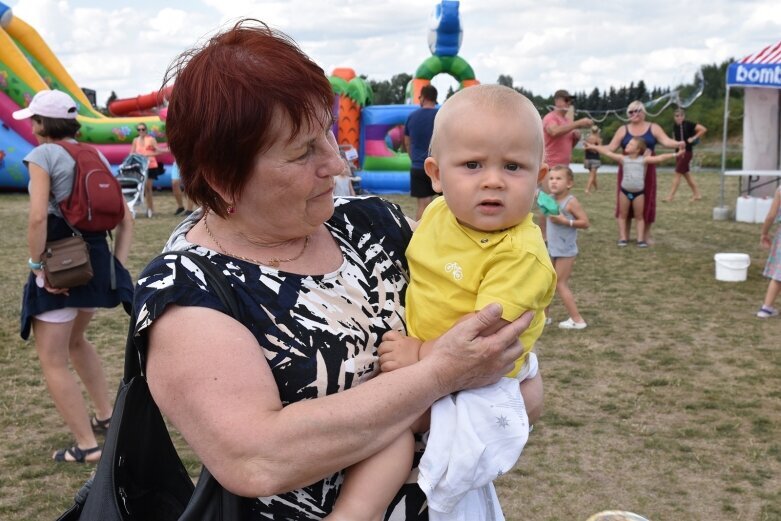  Zabawa bańkami mydlanymi nad zalewem 