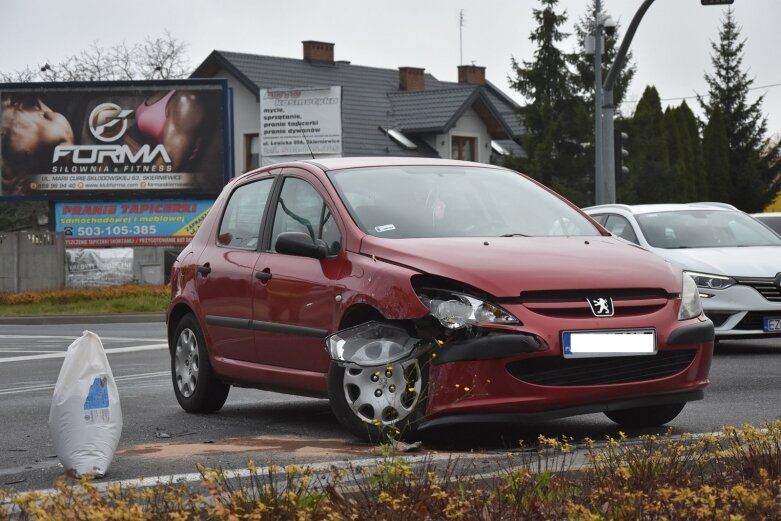  Zablokowane skrzyżowanie. Zdrzenie dwóch aut 