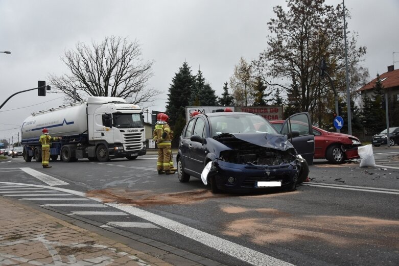  Zablokowane skrzyżowanie. Zdrzenie dwóch aut 