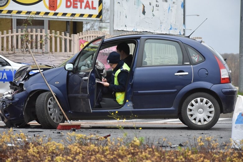  Zablokowane skrzyżowanie. Zdrzenie dwóch aut 