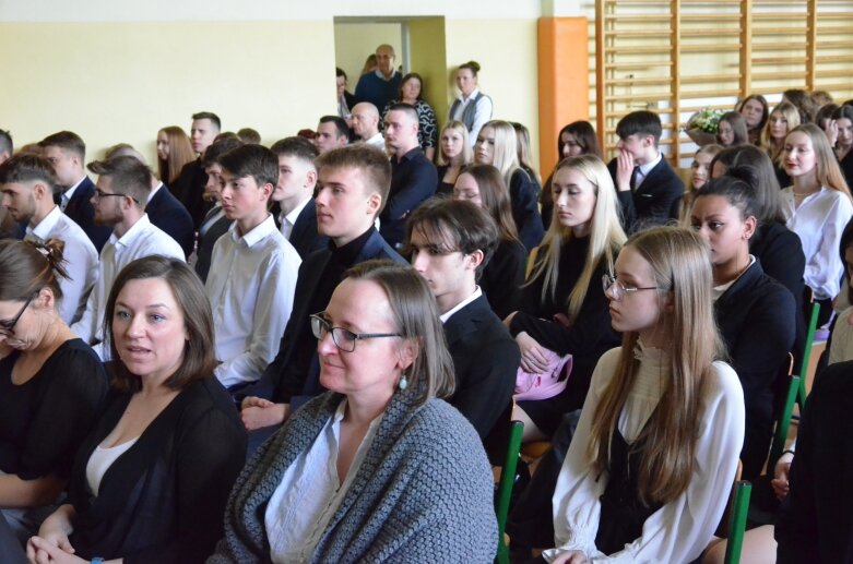  Zakończenie roku szkolnego maturzystów w Ekonomiku w Skierniewicach [ZDJĘCIA] 