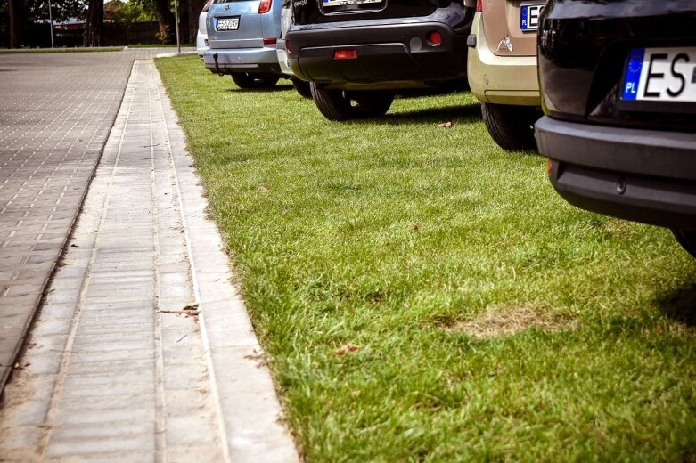  Zobacz jak wygląda trawiasty parking przy Rawskiej 