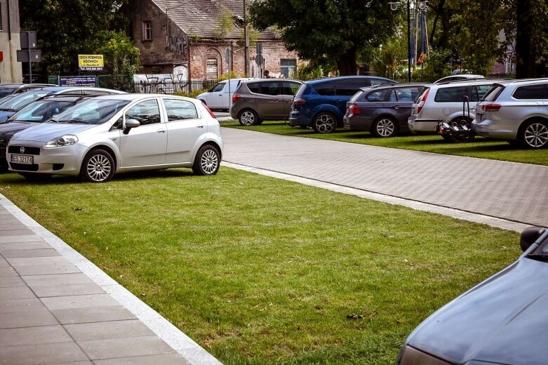  Zobacz jak wygląda trawiasty parking przy Rawskiej 