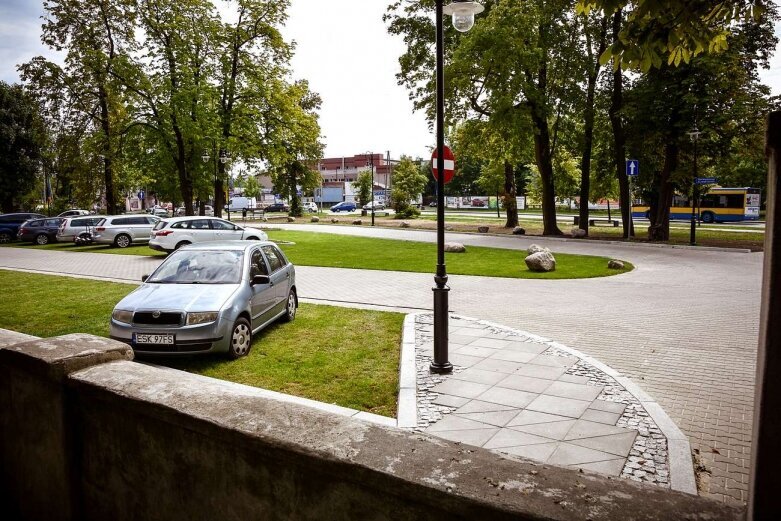  Zobacz jak wygląda trawiasty parking przy Rawskiej 