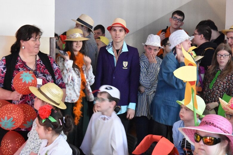  „Nie do pary”, ale razem. Pokaz mody z przesłaniem w SOSW w Skierniewicach  