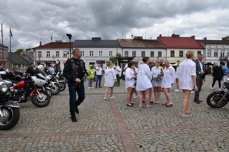  „Zobacz więcej” z przystankiem w Skierniewicach 