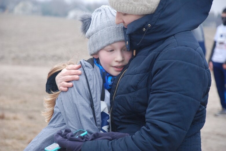  11-letnia Marta skończyła bieg, na mecie czekała mama. 