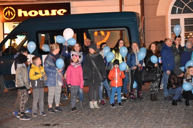  Skierniewice zaświeciły na niebiesko 