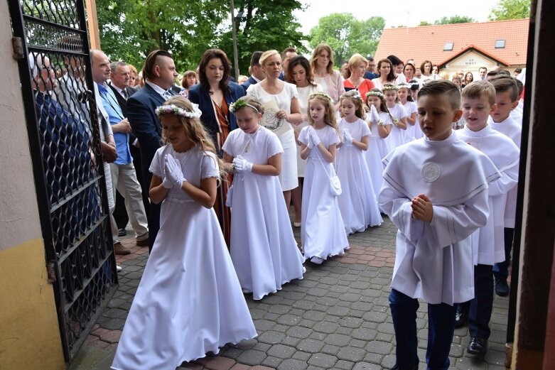  Komunia w kościele w Głuchowie 