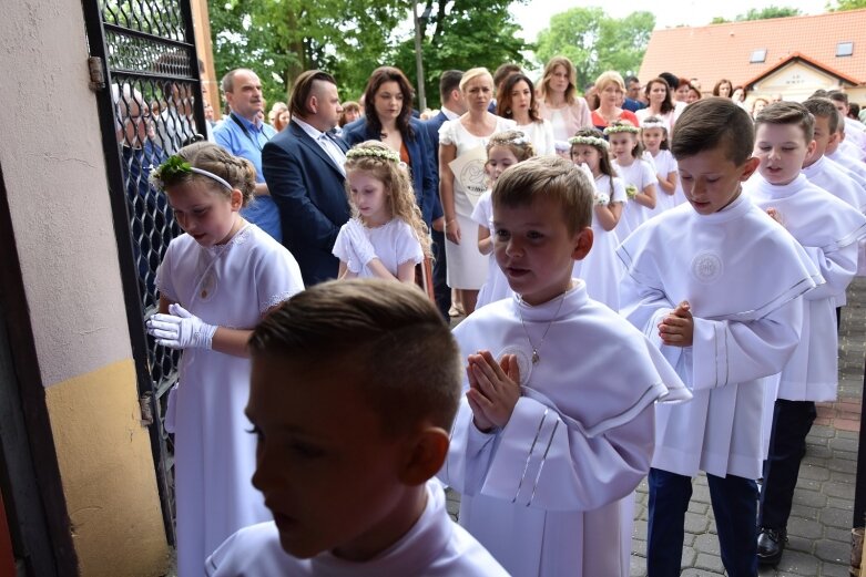  Komunia w kościele w Głuchowie 