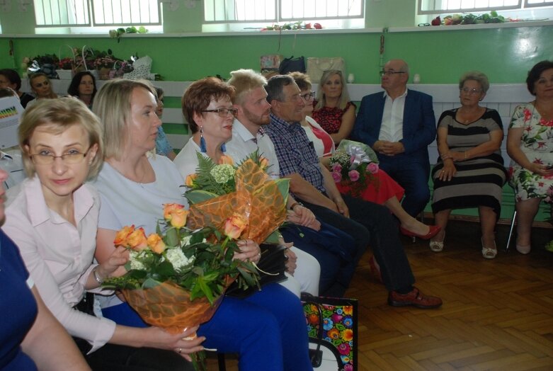  Popłynęły łzy. Dyrektor szkoły w Dąbrowicach żegna się ze szkołą 