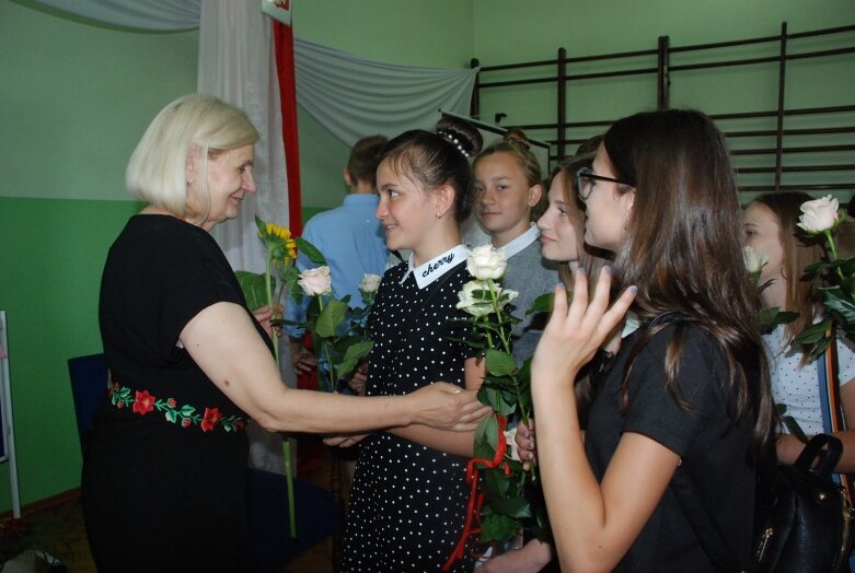  Popłynęły łzy. Dyrektor szkoły w Dąbrowicach żegna się ze szkołą 