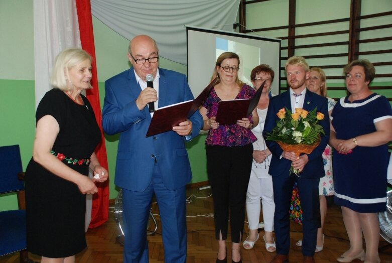  Popłynęły łzy. Dyrektor szkoły w Dąbrowicach żegna się ze szkołą 